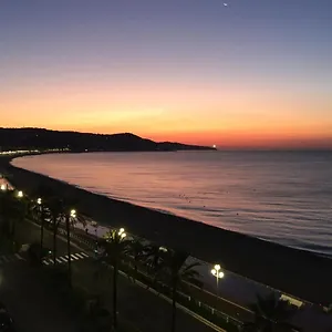 Avec Vue Sur La Promenade Des Nice